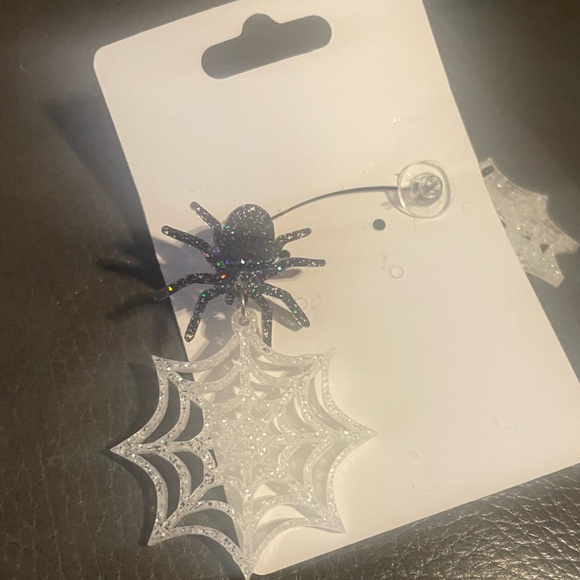 Fun spider and web plastic/resin earrings.  Brand new on card and never worn. - Picture 5 of 6